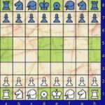 Schaakspel met chaturanga-stukken op een groen-wit geblokt schaakbord, blauwe en witte pionnen en torens, ridders en koningin/koning.