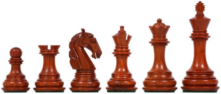 Houten schaakstukken rij aan elkaar op rij, met paard in midden; historische verwijzingen naar chaturanga en shatranj, archeologische vondsten bij Samarkand, donkerbruine stukken