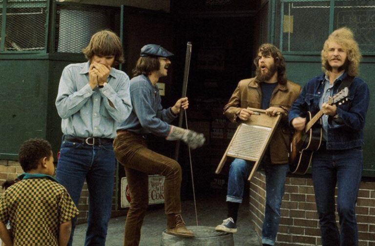 Creedence Clearwater Revival met John Fogerty en Tom Fogerty buiten op een straatlocatie, vintage outfits en een driekoppig gelegenheidsbandgevoel, uitstralende retro vibe