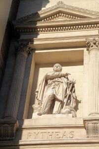 Beeld van Pytheas in marmer, met klassieke architectuur en zuilen, in beige steen die verwijst naar ontdekkingsreizen richting IJsland.